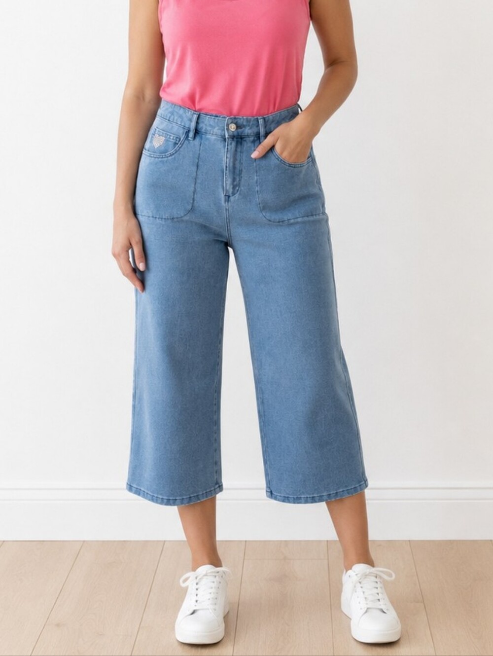 Quacker Factory DreamJeannes Capri Jeans M Rhinestone Heart Light Wash Stretch
